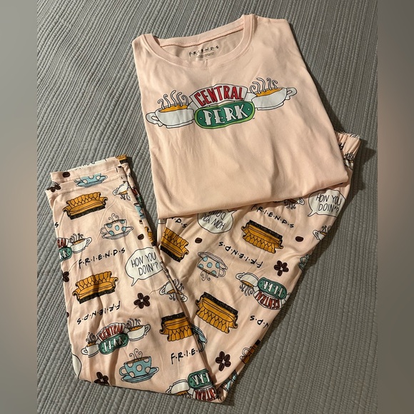 F•R•I•E•N•D•S BNWOT womens pajama set sz sm - Picture 1 of 4
